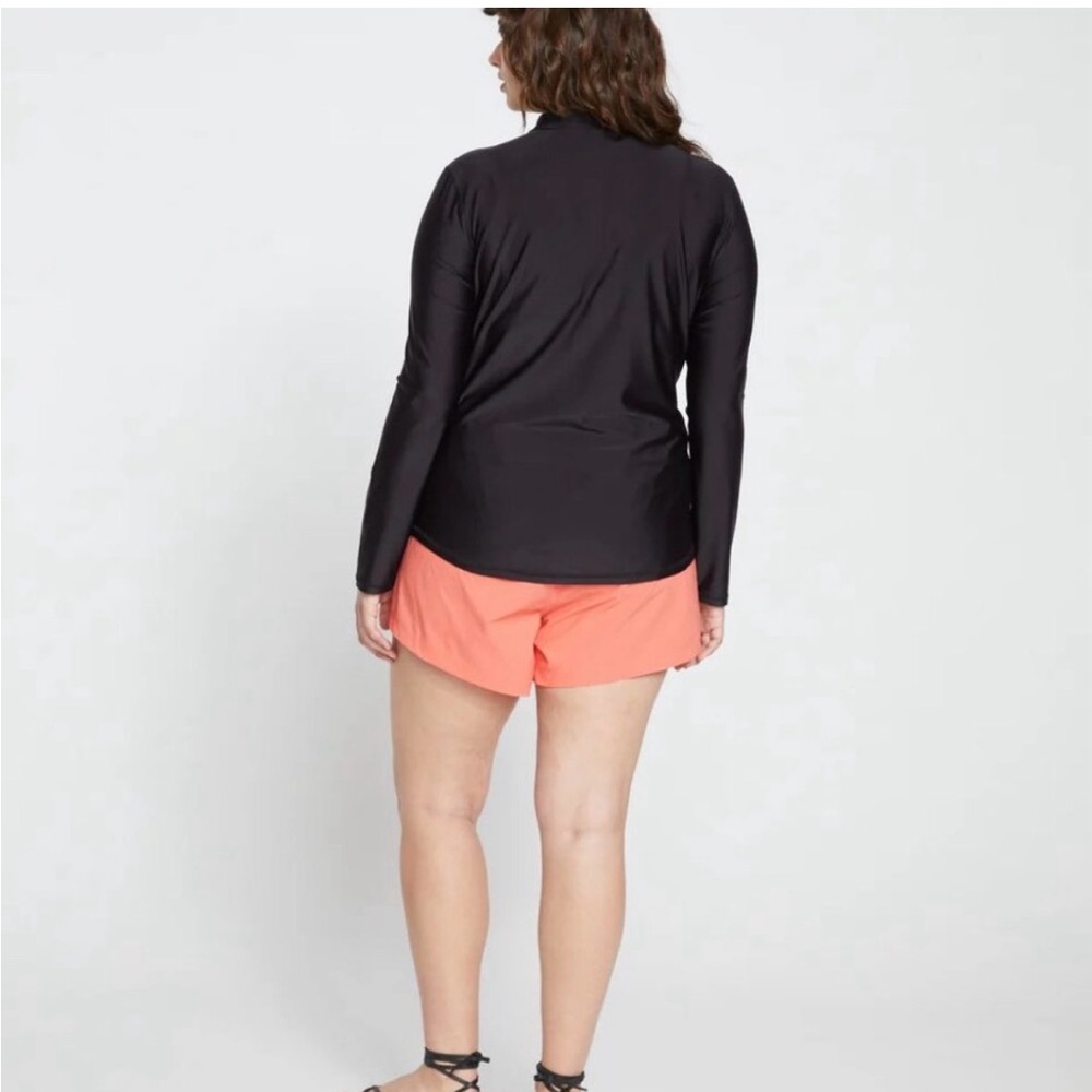 Universal Standard The Rashguard - Picture 3 of 9